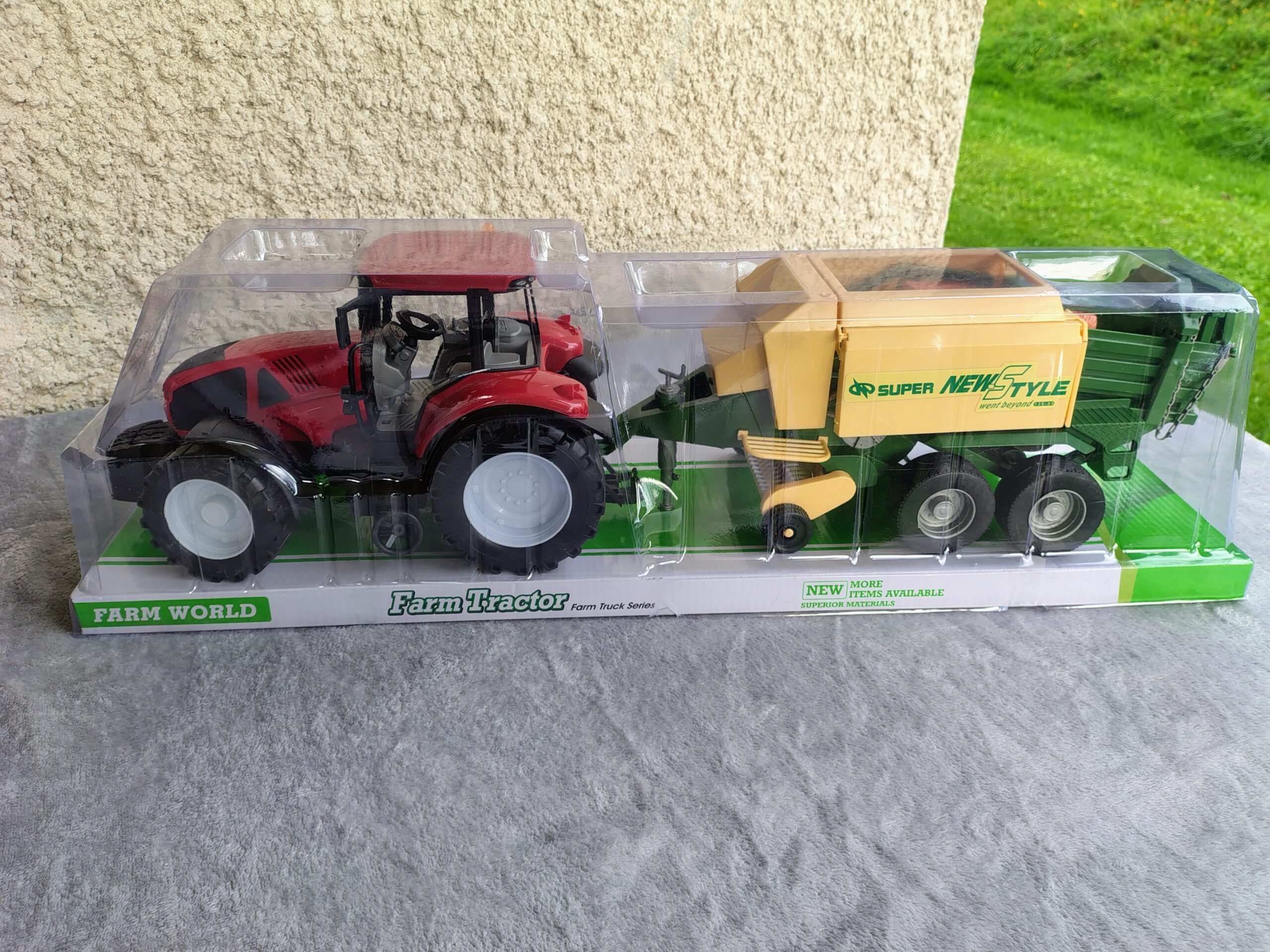 Duży traktor Ciągnik z przyczepą do prasowania snopków