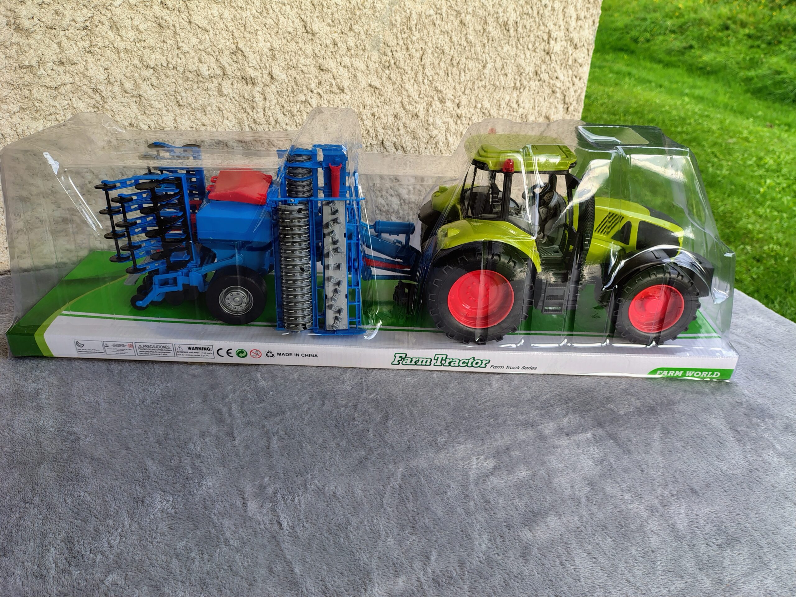 Duży Traktor Ciągnik z siewnikiem i agregatem uprawnym - obrazek 2