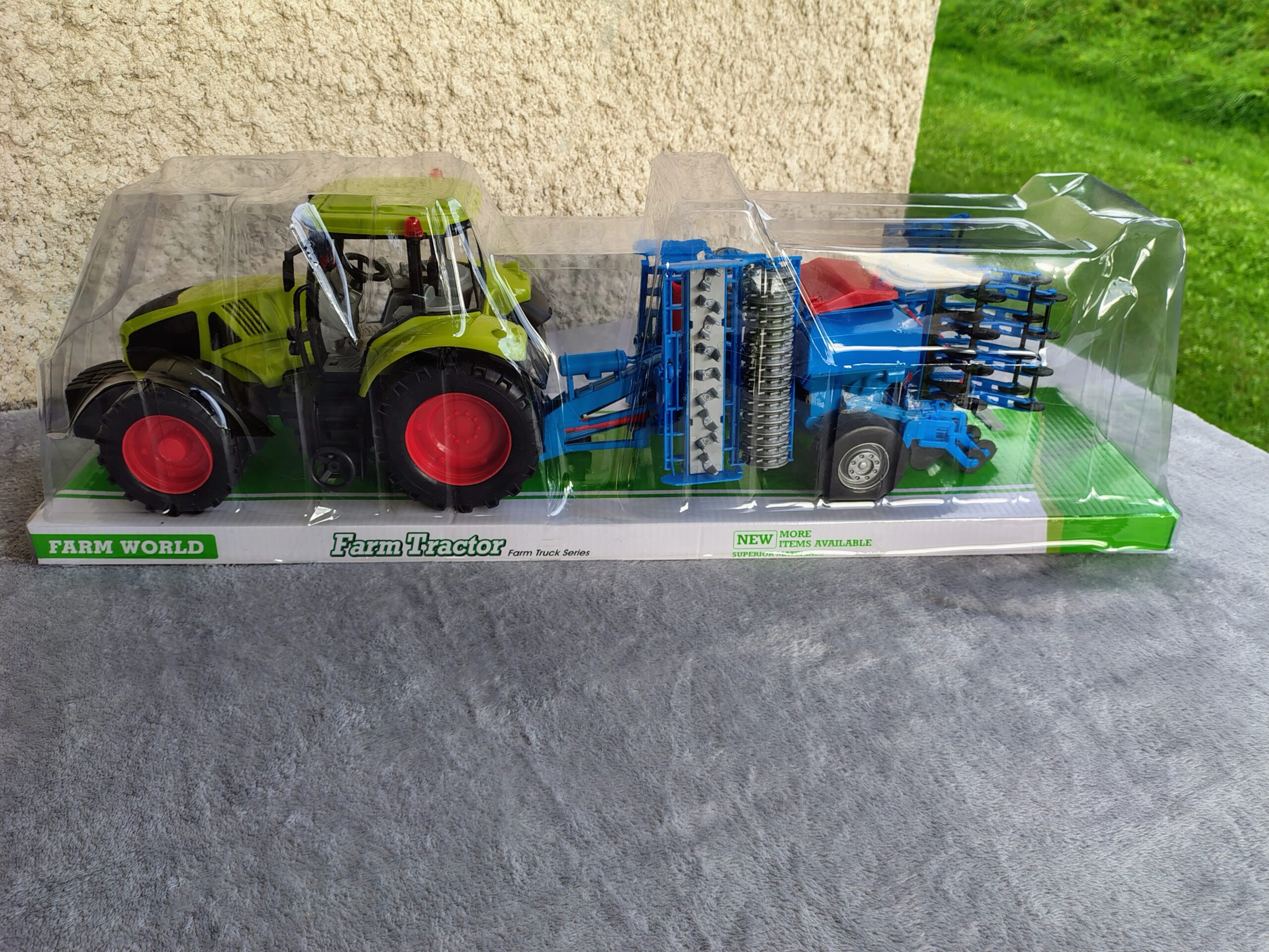 Duży Traktor Ciągnik z siewnikiem i agregatem uprawnym